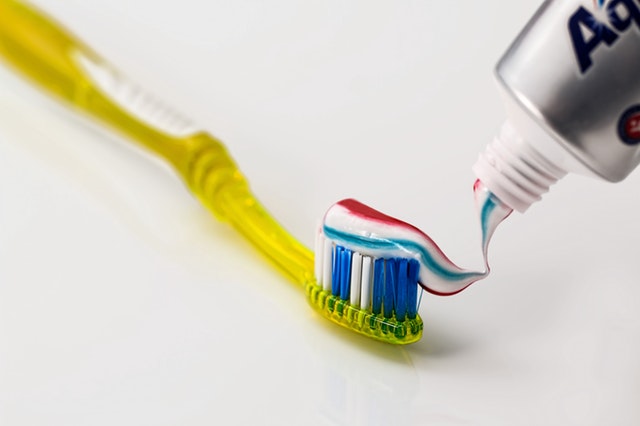 Tabletas limpiadoras para prótesis dentales, férula dental y